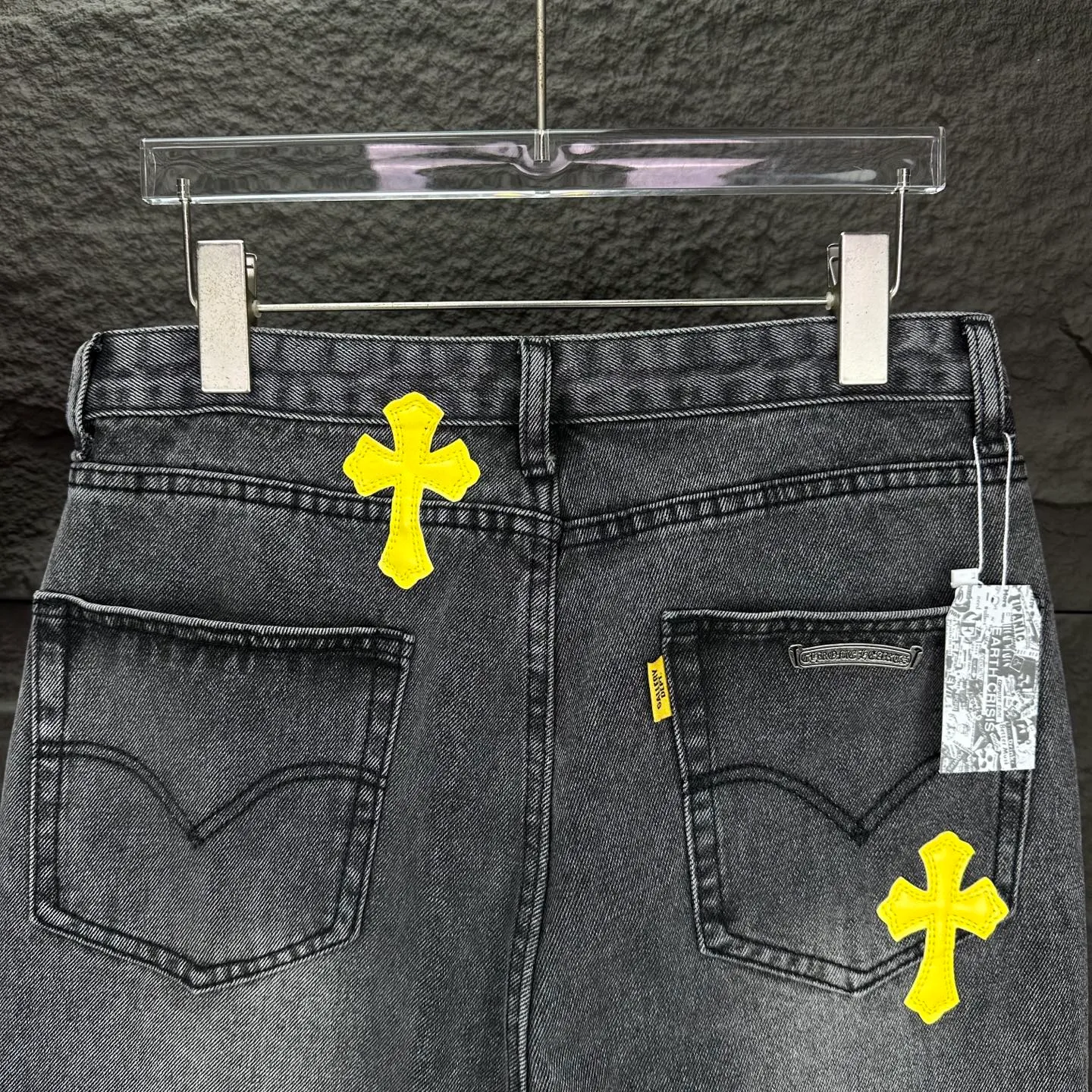 P290 GALLERY DEPT. & Croixin co-branded 2025 new limited-edition hand-painted colorful cross patchwork leather couple's bootcut jeans 🔥High version🔥High version🔥 Top ceiling quality Styles with different washed textures, very friendly to people with thin legs and thick legs, the bootcut version is very flattering leg shape Timeless moderate length, easy to match with casual, basic styling for various styles, a must-have in the wardrobe! The fabric is stiff but also makes the upper body soft without losing texture. The washing process is even more perfect. It is a must-have item for everyone! ! ! Washed wheat, tag, trouser label, three labels complete Color: washed black Size: 28, 30, 32, 34, 36 (five sizes)
